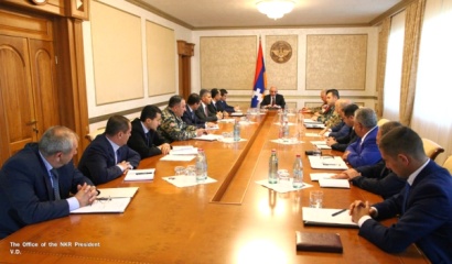 Բակո Սահակյանը աշխատանքային խորհրդակցություն է հրավիրել Ստեփանակերտի քաղաքապետի և շրջվարչակազմերի ղեկավարների մասնակցությամբ