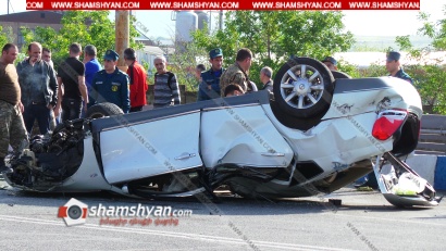 Խոշոր ավտովթար Երևանում. Nissan-ը բախվել է կամրջի բետոնե հատվածին և գլխիվայր շրջվել. վարորդն ու ուղևորը, ովքեր մասնակցելիս են եղել Վերջին զանգին, տեղափոխվել են հիվանդանոց. նրանց օգնել են ՊՆ ծառայողները. ՖՈՏՈՌԵՊՈՐՏԱԺ, ՏԵՍԱՆՅՈՒԹ