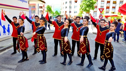 Սփյուռքի նախարարության աջակցությամբ Հայաստանի Հանրապետության և Մայիսյան հերոսամարտերի 100-ամյակին ընդառաջ նախաձեռնվել է «Արի պարի քոչարի» նախագիծ