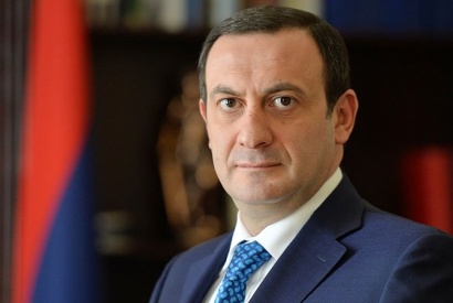 Երևանում Ոստիկանության 6-րդ գլխավոր վարչությունը զինաթափել է ՀՀ նախագահի վերահսկողական ծառայության նախկին պետ Հովհաննես Հովսեփյանին. ավտոմեքենաներում հայտնաբերվել է զենք-զինամթերք. ՏԵՍԱՆՅՈՒԹ