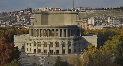 Արտառոց դեպք Երևանում. «Օպերայի» շենքում հրդեհի կասկածանքով մի քանի հրշեջ-մեքենա է ժամանել. պարզվել է, որ շենքի նկուղում խորոված են անում