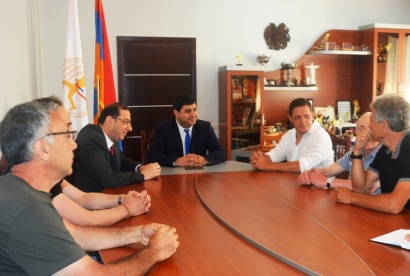 Նախարար Լևոն Վահրադյանն ընդունել է Էվերեստը նվաճած լեռնագնացներ Լև Սարկիսովին և Իգոր Խալաթյանին