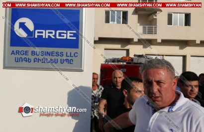 Խոշոր հրդեհ Երևանում. մինչ «Առգե Բիզնես» և «Դեկորա Գրուպ» ՍՊԸ-ների պատասխանատուները միմյանց էին մեղադրում խոշոր հրդեհի մեջ, հրշեջները նախ կանխեցին կրակի տարածումը, ապա մարեցին այն. ՖՈՏՈՌԵՊՈՐՏԱԺ, ՏԵՍԱՆՅՈՒԹ