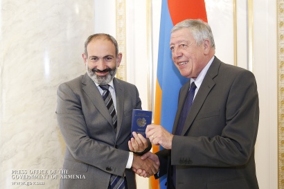 Նիկոլ Փաշինյանը Ֆրանսիա-Արցախ բարեկամական խմբի նախագահ Ֆրանսուա Ռոշբլուանին ՀՀ անձնագիր է հանձնել