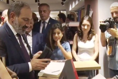 Նիկոլ Փաշինյանը դուստրերի հետ այցելեց «Զանգակ» գրատների ցանցի նորաբաց «Աբովյան» մասնաճյուղ