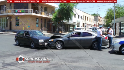 Ավտովթար Երևանում. ճակատ-ճակատի բախվել են Chrysler-ն ու Volkswagen Golf-ը. կան վիրավորներ. վաղը տեղի է ունենալու Chrysler-ի վարորդի հարսանիքը. ՖՈՏՈՌԵՊՈՐՏԱԺ, ՏԵՍԱՆՅՈՒԹ