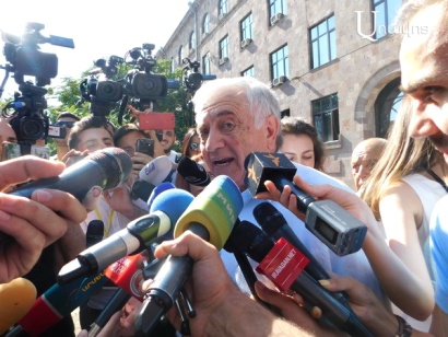 «Ռոբերտ Քոչարյանը դուրս է եկել դատարանից ու արդեն մեկնել է». Ռուբեն Սահակյան․ aravot.am