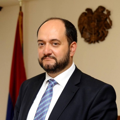 Կոչ եմ անում ու հորդորում ծնողներին՝ երեխաների համար չգնել հեղափոխության խորհրդանիշներով դպրոցական պարագաներ. Կրթության և գիտության նախարար