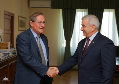Արցախի խորհրդարանում ընդունել են Ֆրանսիայի Սենատում «Ֆրանսիա-Հայաստան» բարեկամության խմբի նախագահ Ժիլբեր Լյուկ Դըվինազին. ՖՈՏՈՌԵՊՈՐՏԱԺ