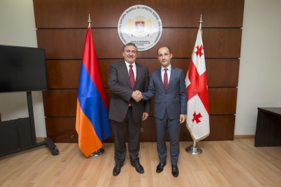 Գյուղնախարար Արթուր Խաչատրյանն այցելել է Վրաստան, համտեսել անուշաբույր վրացական գինի