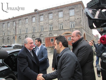 ՀՀ նախագահը հետ դարձրեց իրեն դիմավորող մարզպետին ու քաղաքապետին և մեծ անակնկալ արեց գյումրեցիներին. ՖՈՏՈՌԵՊՈՐՏԱԺ, ՏԵՍԱՆՅՈՒԹ. Aravot.am