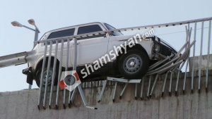 Ավտովթար Երևանում. կամրջի երկաթե արգելապատնեշը փրկել է 32-ամյա վարորդին. ՖՈՏՈՌԵՊՈՐՏԱԺ, ՏԵՍԱՆՅՈՒԹ