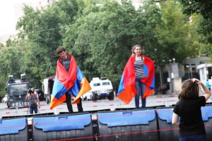 Հայն իրեն հատուկ «ձեռագրով» միշտ առանձնացել է. հերթապահող ցուցարարների եւ ոստիկանների համար ծանոթ եւ անծանոթ քաղաքացիները հյուրասիրություն են կազմակերպում. ՖՈՏՈՌԵՊՈՐՏԱԺ