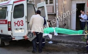 Սպանություն Երևանում. մայրը տան հյուրասենյակում հայտնաբերել է իր 25-ամյա տղայի կացնահարված դին