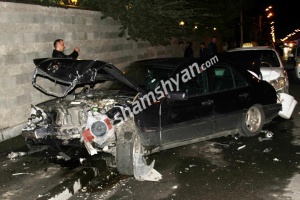 Երևանում «Էտնա» ռեստորանային համալիրի դիմաց 25-ամյա վարորդը BMW-ով վրաերթի է ենթարկել հետիոտնին, իսկ հետո տեղի է ունեցել շղթայական ավտովթար. ՖՈՏՈՌԵՊՈՐՏԱԺ, ՏԵՍԱՆՅՈՒԹ