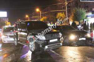 Շղթայական ավտովթար Երևանում. բախվել են Mitsubishi Pajero -ն, BYD-ը և 2 BMW. կա վիրավոր. ՖՈՏՈՌԵՊՈՐՏԱԺ, ՏԵՍԱՆՅՈՒԹ