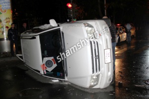 Երևանում բախվել են Porsche Cayenne-ն ու Mitsubishi Pajero-ն. վերջինը կողաշրջվել է. Սարգսյան վարորդները հրաժարվել են ԱՊՊԱ և ՃՈ ծառայություններից. ՖՈՏՈՌԵՊՈՐՏԱԺ, ՏԵՍԱՆՅՈՒԹ