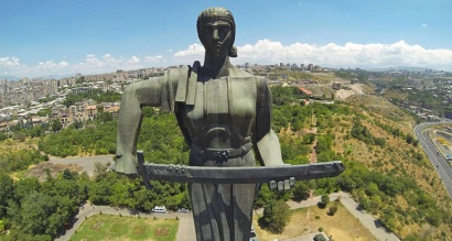 Երևանում «Մայր Հայաստան» հուշահամալիրի ավտոկայանատեղիում կոտրել են «Մեդիա Գրուպ» ՍՊԸ-ի ղեկավարի Toyota Rav4 -ի ապակին և կատարել գողություն