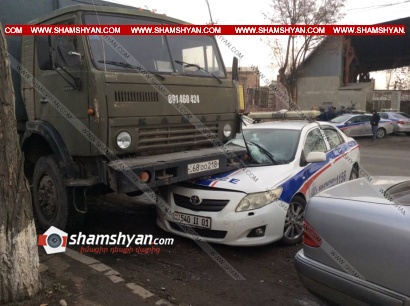 Խոշոր ավտովթար Երևանում. բախվել են Volkswagen-ն ու ոստիկանական Toyota-ն. վերջինը մխրճվել է КамАЗ-ի մեջ. ՖՈՏՈՌԵՊՈՐՏԱԺ, ՏԵՍԱՆՅՈՒԹ