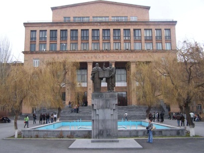 Երևանի պետական համալսարանի բակում ուսանողների վիճաբանությունն ավարտվել է ծեծկռտուքով