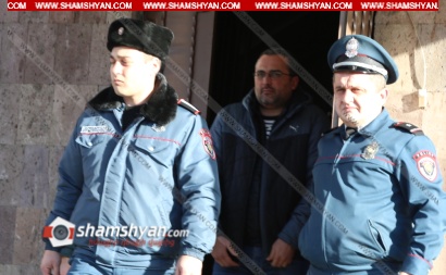 «ՍԵՖ Ինտերնեյշնլ» ունիվերսալ վարկային կազմակերպության Վանաձորի մասնաճյուղի կառավարիչը ձեռնաշղթայված տեղափոխվեց դատարան. գողությունը նա կազմակերպել էր նախօրոք. ՖՈՏՈՌԵՊՈՐՏԱԺ. ՏԵՍԱՆՅՈՒԹ. ԼՐԱՑՎԱԾ