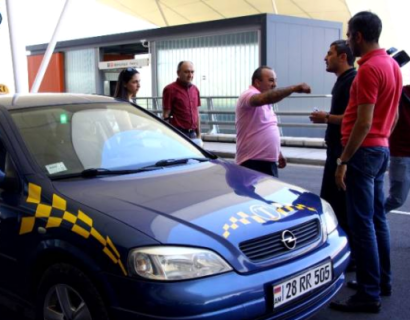 Անթրաշ, չստիկով տաքսու վարորդները կրկին «Զվարթնոց»-ում են. Կարեն Կարապետյանի հանձնարարականը չի կատարվում. «Ժողովուրդ»