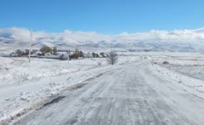 Սոթք-Քարվաճառ ավտոճանապարհը դժվարանցանելի է. ԱԻն-ը վարորդներին հորդորում է մարզեր երթևեկել բացառապես ձմեռային անվադողերով