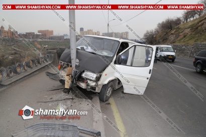 Երևանում վարորդը Ford Transit-ով բախվել է էլեկտրասյանը, իսկ քիչ անց մեկ այլ Ford էլ բախվել է Mercedes-ին. ՖՈՏՈՌԵՊՈՐՏԱԺ, ՏԵՍԱՆՅՈՒԹ
