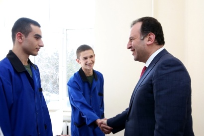 Պաշտպանության նախարարն այցելել է զինվորական հոսպիտալ. ՖՈՏՈՌԵՊՈՐՏԱԺ