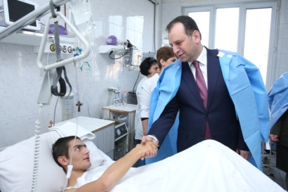Վիգեն Սարգսյանն այցելել է ՀՀ ՊՆ կենտրոնական կլինիկական զինվորական հոսպիտալ. ՖՈՏՈՌԵՊՈՐՏԱԺ