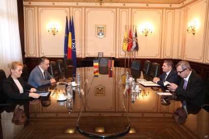 Ղարաբաղյան խնդրի կարգավորումը պետք է ընթանա բացառապես բանակցությունների միջոցով. Ռումինիայի պաշտպանության նախարարը՝ դեսպան Մինասյանին