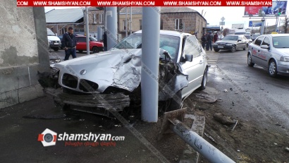 Խոշոր ավտովթար օդանավակայանի խաչմերուկում. բախվել են «Ջորին» ու BMW-ն, BMW-ն էլ՝ գովազդային վահանակին. կան վիրավորներ. ՖՈՏՈՌԵՊՈՐՏԱԺ, ՏԵՍԱՆՅՈՒԹ
