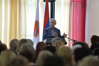 Սերժ Սարգսյանը հանդիպում է ունեցել ՀՀԿ կանանց խորհրդի անդամների և տարածքային ու շրջանային կազմակերպությունների ակտիվի հետ. ՖՈՏՈՇԱՐՔ