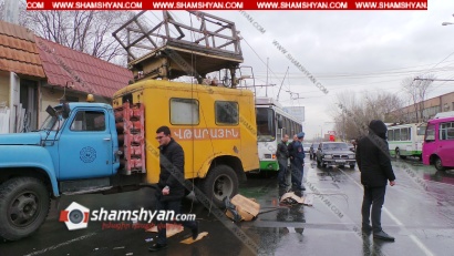 Արտառոց դեպք Երևանում. տրոլեյբուսի լարը վերանորոգող աշխատակիցներն ամբարձիչի վրայից 4 մետր բարձրությունից ընկել են, բժիշկները պայքարում են նրանց կյանքի համար. ժամանել են տարածքի դատախազն ու ոստիկանապետը. ՖՈՏՈՌԵՊՈՐՏԱԺ, ՏԵՍԱՆՅՈՒԹ