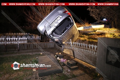 Կոտայքի մարզում 26-ամյա վարորդը Honda Fit-ով բախվել է երկաթբետոնե արգելապատնեշներին և կողաշրջված վիճակում հայտնվել գերեզմանոցում. նրան տեղափոխել են հիվանդանոց. ՖՈՏՈՌԵՊՈՐՏԱԺ, ՏԵՍԱՆՅՈՒԹ