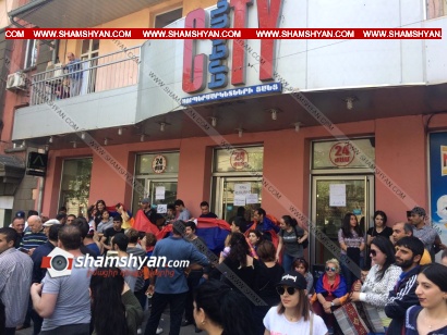 Ցուցարարները փակել են Տիգրան Մեծի պողոտայում գործող «Երևան Սիթի» սուպերմարկետի մուտքը. ՖՈՏՈՌԵՊՈՐՏԱԺ