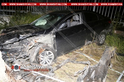 Երևանում վթարի է ենթարկվել գեներալ-լեյտենանտի տղան. նա Hyundai-ով բախվել է երկաթե ճաղավանդակներին ու հաստաբուն ծառին. ՖՈՏՈՌԵՊՈՐՏԱԺ, ՏԵՍԱՆՅՈՒԹ