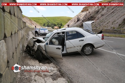 Խոշոր ավտովթար Կոտայքի մարզում. ЗИЛ-ի վարորդը վթարային իրավիճակ է ստեղծել Mercedes-ի վարորդի համար. վերջինն էլ բախվել է բետոնե պարսպին. 5 վիրավորների մեջ կա հղի կին. ՖՈՏՈՌԵՊՈՐՏԱԺ, ՏԵՍԱՆՅՈՒԹ
