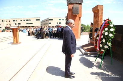 Բակո Սահակյանը ծաղկեպսակ է դրել անհայտ կորած ազատամարտիկների հուշարձանին