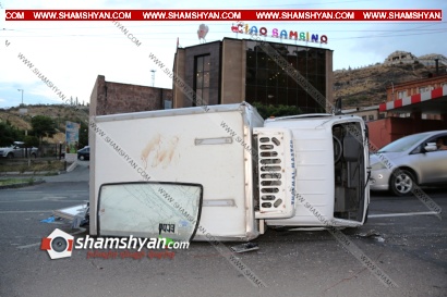 Խոշոր ավտովթար Երևանում․ «Բելաջիո» ռեստորանի մոտ Daewoo-ն բախվել է բազալտե եզրաքարերին և կողաշրջվել․ փրկարարները վիրավորներին պատգարակով ոտքով տեղափոխել են հիվանդանոց. ՖՈՏՈՌԵՊՈՐՏԱԺ, ՏԵՍԱՆՅՈՒԹ