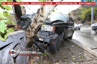 Խոշոր ավտովթար Երևանում. 32-ամյա վարորդը Jeep Grand Cherokee-ով բախվել է ծառին, արմատախիլ արել այն և հայտնվել հետիոտնային մայթում. ՖՈՏՈՌԵՊՈՐՏԱԺ, ՏԵՍԱՆՅՈՒԹ