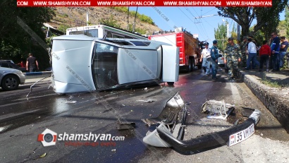Խոշոր ավտովթար Երևանում. Մյասնիկյան պողոտայում՝ «Արքայաձոր» ռեստորանի մոտ, բախվել են Nissan-ն ու Mercedes-ը. վերջինը կողաշրջվել է. ՖՈՏՈՌԵՊՈՐՏԱԺ, ՏԵՍԱՆՅՈՒԹ