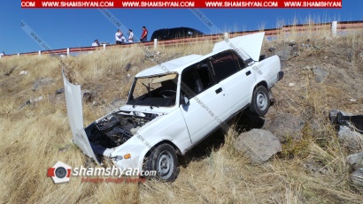 Ավտովթար Կոտայքի մարզում. վթարի են ենթարկվել թաղման մասնակիցները. ավտոմեքենան հայտնվել է ձորակում՝ հսկայական քարերի վրա. կան վիրավորներ. ՖՈՏՈՌԵՊՈՐՏԱԺ, ՏԵՍԱՆՅՈՒԹ