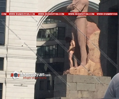 Տարօրինակ դեպք Երևանի կենտրոնում. տղամարդը մերկ վիճակում բարձրացել է Ստեփան Շահումյանի արձանի վրա. նրան իջեցրել է ճանապարհային ոստիկանության ավագ տեսուչը. ՖՈՏՈՌԵՊՈՐՏԱԺ, ՏԵՍԱՆՅՈՒԹ