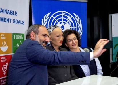 Սոֆիա ռոբոտի թվիթերի էջում Նիկոլ Փաշինյանի և Աննա Հակոբյանի հետ լուսանկար է հրապարակվել