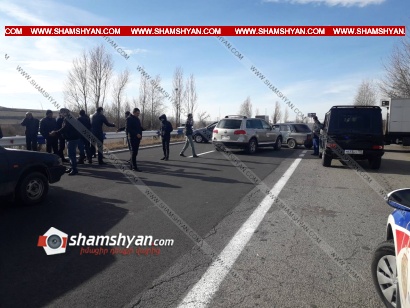 Լարված իրավիճակ Գեղարքունիքի մարզում. բնակիչները փակել են գլխավոր մայրուղին և պահանջում են արդարադատության նախարարի պաշտոնակատարի հետ հանդիպում, հակառակ դեպքում սպառնում են ինքնահրկիզվել. ՖՈՏՈՌԵՊՈՐՏԱԺ, ՏԵՍԱՆՅՈՒԹ