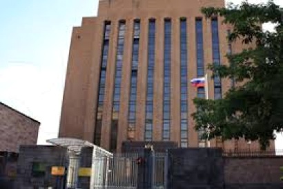 Արտակարգ դեպք Երևանոմ. քաղաքացին շշով լի բենզինով փորձել է Ռուսաստանի Դաշնության դեսպանատան դիմաց ինքնահրկիզվել