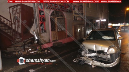 «Կասկադյորական» ավտովթար Երևանում. Toyota Vitz-ը Չարենցի փողոցում մխրճվել է սեփական տան աստիճանահարթակի մեջ. ՖՈՏՈՌԵՊՈՐՏԱԺ, ՏԵՍԱՆՅՈՒԹ