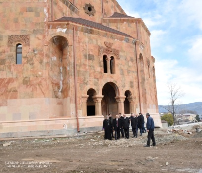 Բակո Սահակյանն այցելել է Ստեփանակերտում կառուցվող Աստվածամոր Սուրբ Հովանի Մայր Տաճարի շինհրապարակ
