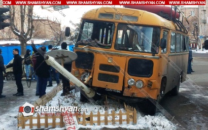 Վանաձորում 32–ամյա վարորդը ПАЗ-ով բախվել է 06-ին. 06-ը առաջ ընթանալով՝ հարվածել է 2 քաղաքացու, ПАЗ-ն էլ բախվել է էլեկտրասյանը. ՖՈՏՈՌԵՊՈՐՏԱԺ, ՏԵՍԱՆՅՈՒԹ
